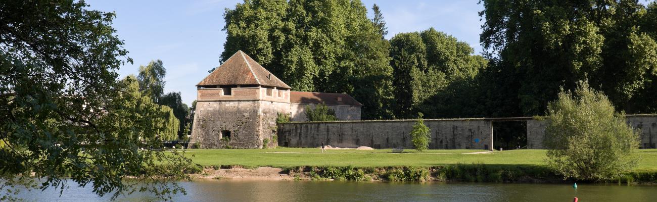 La tour bastionnée de Chamars, au bord du Doubs