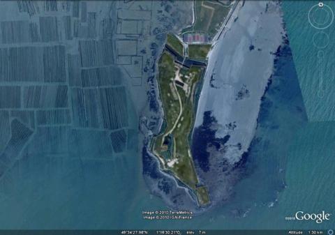Vue aérienne de la tour et de la presqu’île de Saint-Vaast-la-Hougue, GoogleEarth, 01/09/2010.