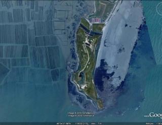 Vue aérienne de la tour et de la presqu’île de Saint-Vaast-la-Hougue, GoogleEarth, 01/09/2010.