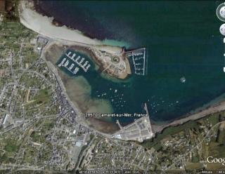 Vue aérienne de Camaret-sur-Mer montrant la tour dans son environnement, GoogleEarth, 20/07/2010.