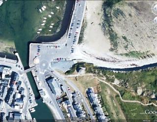 Vue aérienne de la tour de Port-en-Bessin entourée du port et du village, GoogleEarth, 25/08/2010.