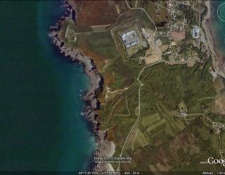 Vue aérienne des lignes fortifiées et du fort de Quélern à Roscanvel, GoogleEarth, 28/08/2010.