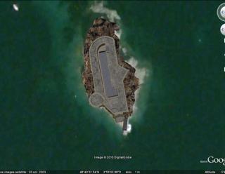 Vue aérienne du château du Taureau, GoogleEarth, 15/09/2010.