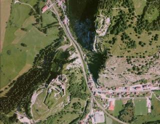 Vue aérienne du Château de Joux et du fort du Larmont, GoogleEarth, 08/10/2010.