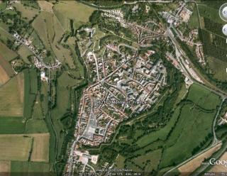 Vue aérienne de Montreuil-sur-Mer, GoogleEarth, 19/08/2010.