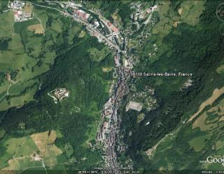 Vue aérienne de Salins-les-Bains, GoogleEarth, 01/09/2010.