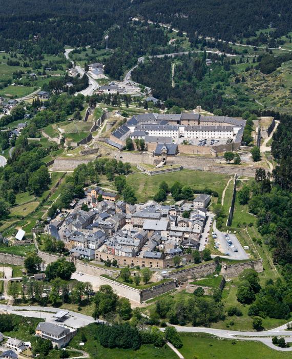 Vue aérienne du site de Mont-Louis